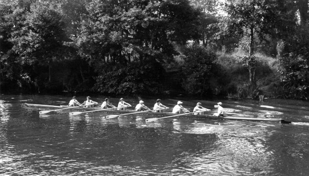 1964 UU at Weybridge – note orientation of Union Jacks on blades
