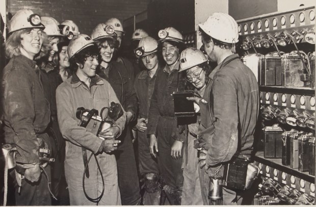 Miner briefing rowers