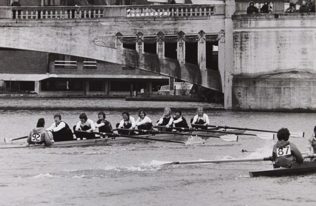 Women's squad eight approaching Caversham Bridge during Reading Head