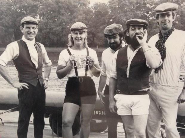 5 crew members in Putney