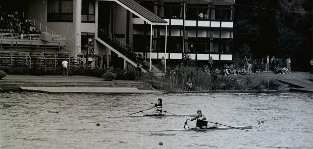 2 women scullers racing