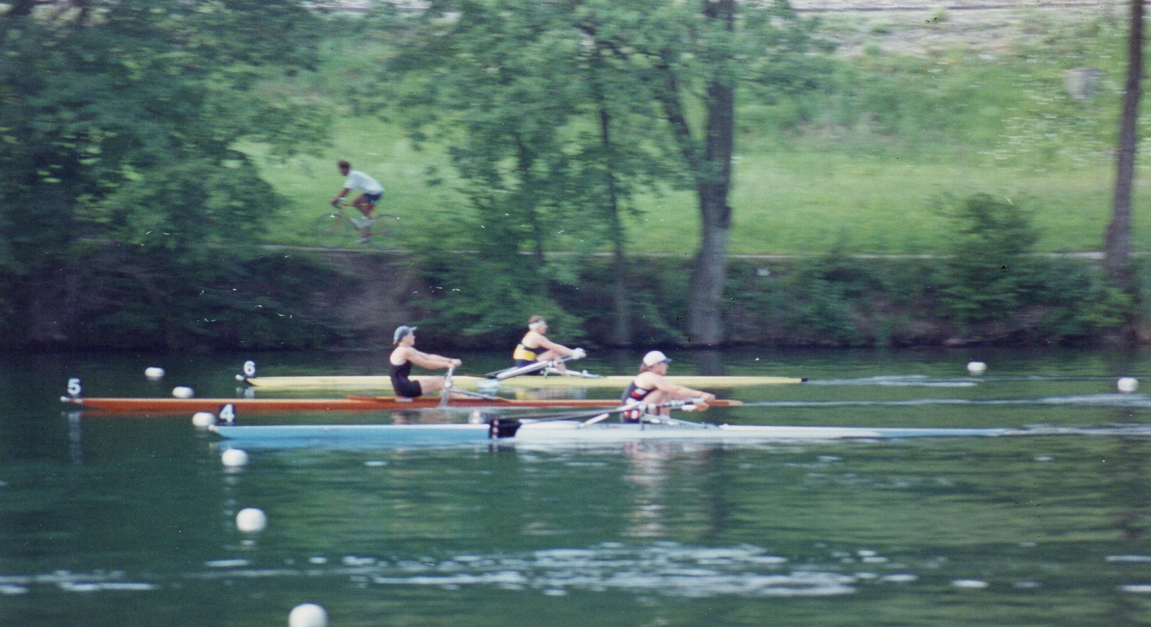 three women single scullers