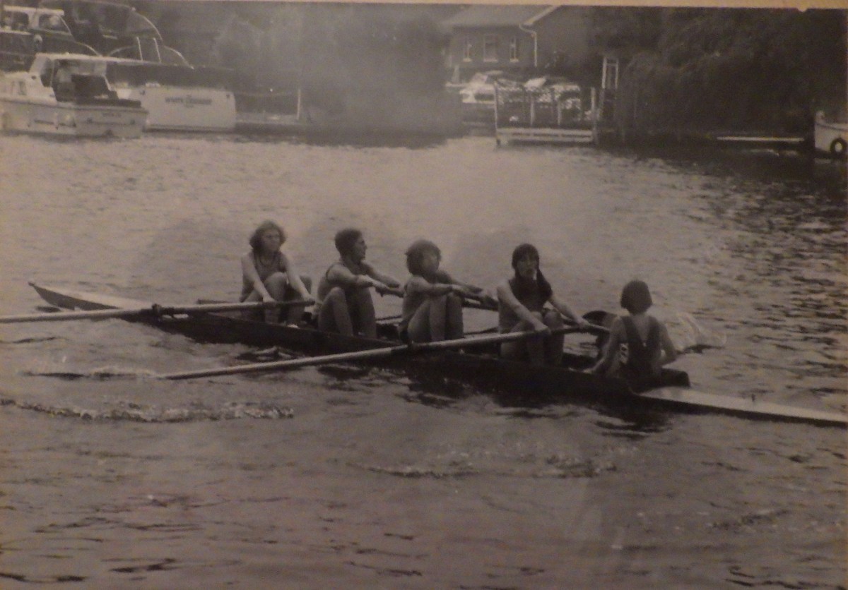 b/w girls in coxed four