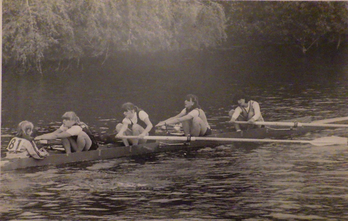 b/w photo of girls in coxed four