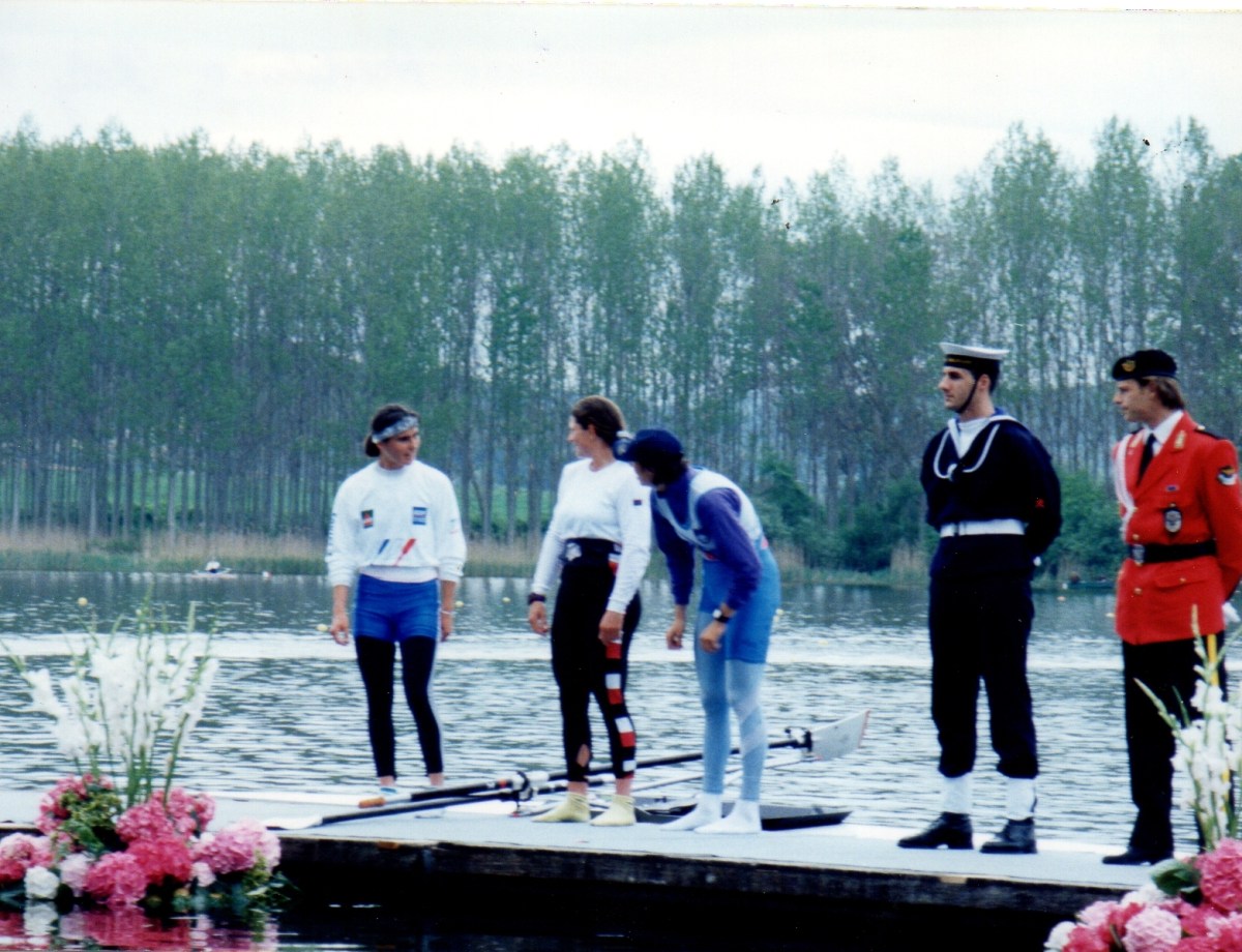 3 women scullers on raft