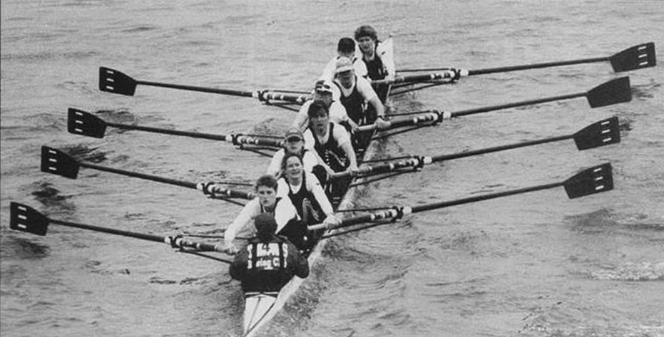 b/w Women's eight with Thames blades