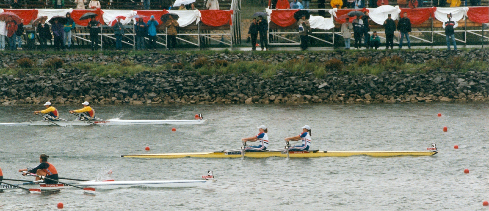 women's double sculls race - GB yellow empacher in lead