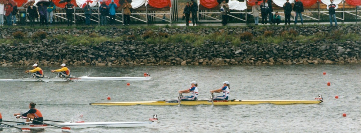 women's double sculls race - GB yellow empacher in lead