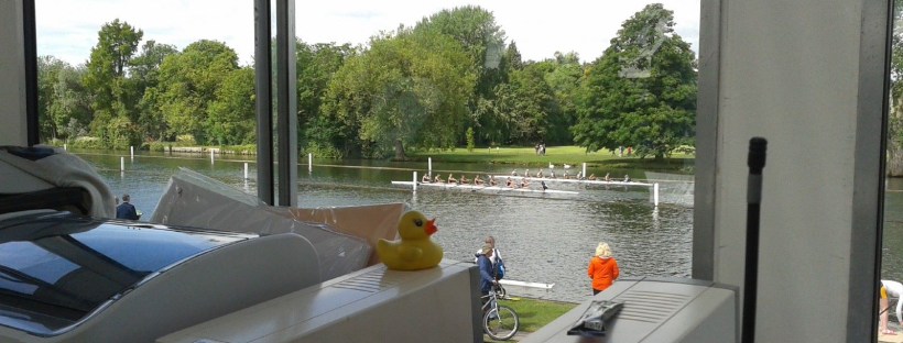 Watching racing from upstairs in the mid-course hutat HWR