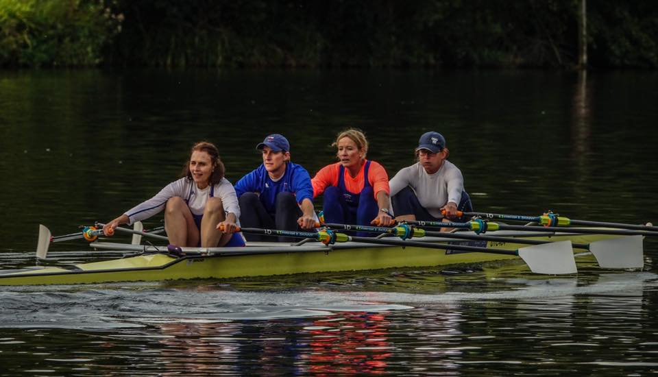 4 women sculling
