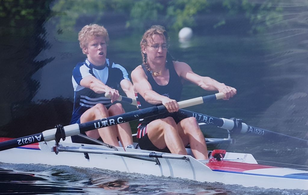 2 women racing in pair